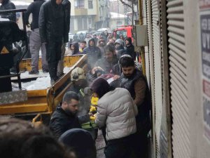 Günün İlk Işıklarıyla Deprem Bölgesi