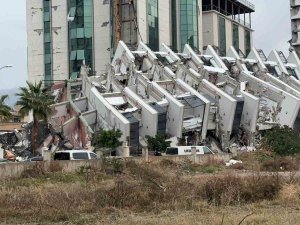 İ̇skenderun’da 20’nin Üzerinde Bina Yıkıldı
