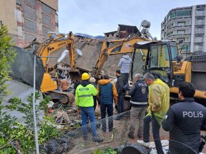 Payas’ta 5 Katlı Bina Çöktü