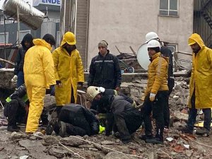 Enkaz Altından Ses Gelince Ekipler Pür Dikkat Kesildi