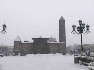 Erzurum’da Yoğun Kar Yağışı Etkili Oluyor