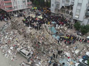 Yıkılan Binadan 4 Kişi Çıkartıldı