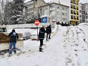 Biga Belediyesi Ekipleri Küreme Ve Tuzlama Çalışmalarını Sürdürüyor