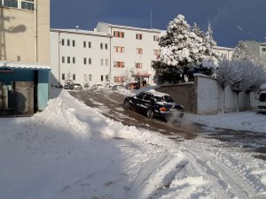 Kar Yağışı, Yolların Buzlanmasına Sebep Oldu