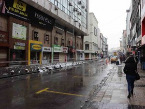 Kayseri’de Depremin İzleri Gün Ağarınca Ortaya Çıktı