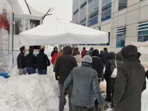 Vatandaşlar Kan Bağışı İçin Sıraya Girdi