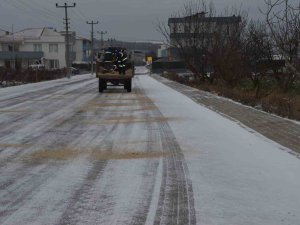 Lapseki Belediyesi Ekipleri Tuzlama Ve Yol Açma Çalışmalarına Devam Ediyor
