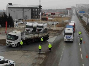 43 İlin Geçiş Güzergahında Kar Alarmı: Afad Yardım Tırlarının Dışındaki Ağır Tonajlı Araçlar Bekletildi
