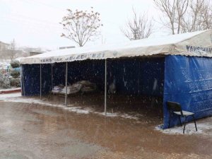 Depremzedeler İçin Yardım Kampanyası Başlatıldı