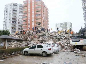 Adana’da 17 Katlı Apartmanın Enkazından 2 Kişinin Cansız Bedenine Ulaşıldı