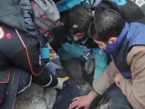 8 Saat Sonra Bir Kız Çocuğu Enkazdan Çıkarıldı