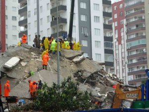 Aileler Enkaz Altından Gelecek Güzel Bir Haberi Gözyaşları İle Bekliyor