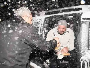 Yolda Kalanların İmdadına Kaymakamlık Yetişti