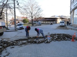 Burhaniye’de Yol Yenileme Çalışmaları Devam Ediyor