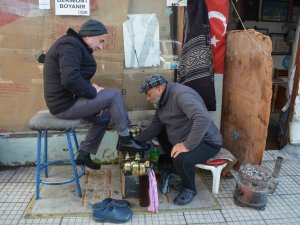 Yaz Kış Demeden 55 Yıldır Kaldırımda Ayakkabı Boyuyor