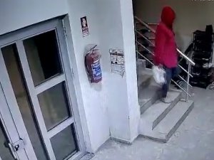 Apartmandan Ayakkabı Çalan Şahıs Güvenlik Kamerasına Yakalandı