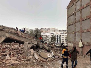 Elazığ Bir Bina Çöktü, Biri Polis 4 Kişinin Olduğu Tahmin Ediliyor