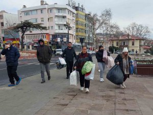 Deprem Bölgesi İçin Tek Yürek Oldular: Bebek Arabasıyla Bile Yardım Taşıdılar