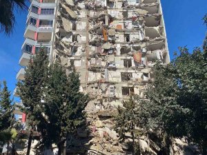 Yeni Deprem 12 Katlı Binayı Yıktı, Yan Bloktaki Mahsur Kalanlar Kurtarılıyor