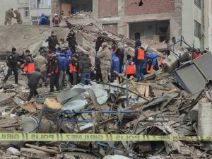 Elazığ’da ’Çöken Bina Altında 2 Polis Kaldı’ İddiası
