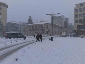 Balıkesir’de Kar Etkili Olmaya Devam Ediyor