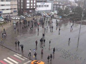 7,6’lık Deprem Kırıkkale’de Hissedildi: Vatandaşların Meydana Toplanma Anı Kamerada