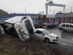 Hakimiyetini Kaybeden Kamyon Aracın Üzerine Devrildi