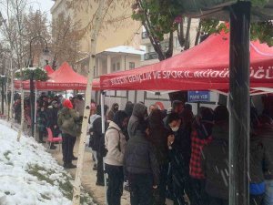 Depremde Yaralananlar İçin Kan Vermek İsteyen Vatandaşlar Uzun Kuyruklar Oluşturdu