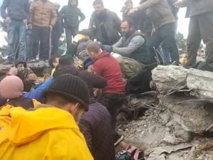 Düziçi İlçesinde Yıkılan Binadan Bir Kişi Sağ Kurtarıldı