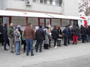 İ̇zmir’de Deprem Bölgesi İçin Kan Bağışı Seferberliği