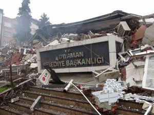 Deprem Belediye Binasını Ve Camileri Yıktı
