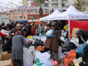Binlerce Kişi Depremzedeler İçin Meydana Akın Etti