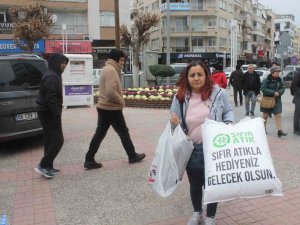 Turgutlulular Deprem Bölgesi İçin Yardım Kampanyasına Akın Etti