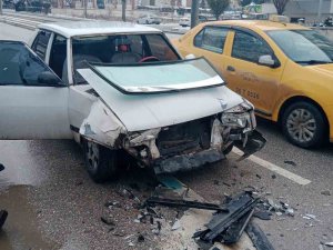 Duramayan Tofaş Marka Araç, Işıklarda Bekleyen Otomobile Çarptı