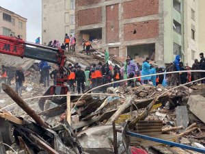 Elazığ’da Bina Böyle Çöktü