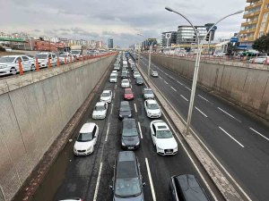 Diyarbakır’da Vatandaşlar Şehri Terk Ediyor