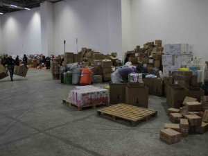 İ̇zmirlilerden Deprem Bölgesine Yardım Seferberliği