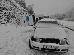 Bolu’da Kar Sebebiyle 3 Araç Zincirleme Kazaya Karıştı