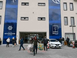 Başkan Günel’in Çağrısı İle Kuşadası Depremzedeler İçin Tek Yürek Oldu
