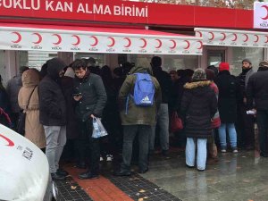 Konya’da Depremzedeler İçin Vatandaşlar Kan Merkezlerine Akın Etti