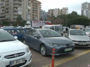 Binaları Hasar Gören Vatandaşlar Açık Otoparklarda Konaklıyor