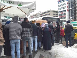 Depremde Yaralananlara Kan Vermek İsteyenler Kızılay’a Koştu