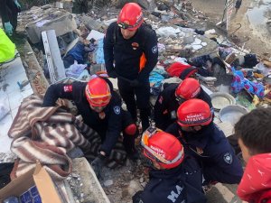 Manisa İ̇tfaiyesi Kurtarma Çalışmalarına Başladı