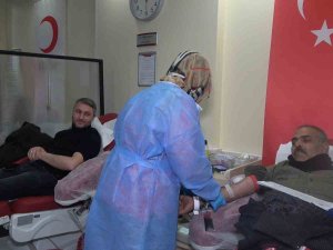 Deprem Bölgesi İçin "Kan Bağışı" Seferberliği: Vatandaşlar Kan Vermek İçin Sıraya Girdi