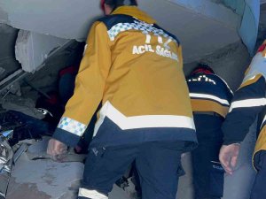 14 Yaşındaki Fatma Enkazdan 15 Saat Sonra Kurtarıldı