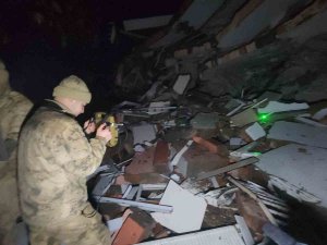 Göçük Altında Kalan 64 Yaşındaki Vatandaş 15 Saat Sonra Kurtarıldı