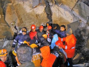 Osmaniye’de Depremde Enkaz Altında Kalan Doğan Akçakaya, 15 Saatin Ardından Ağır Yaralı Olarak Enkaz Altından Çıkartıldı. Hemşire Eşi Naciye Akçakaya’yı İse Kurtarma Çalışmaları Devam Ediyor.