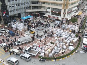 Nazilli’de 5 Tır Ve 2 Kamyon Dolusu Yardım Malzemesi Toplandı