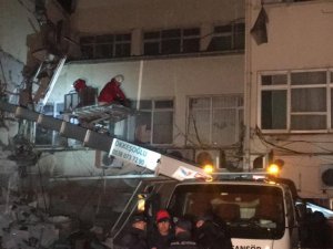 Depremde Zarar Gören Hastanede Mahsur Kalan Hemşire Ve Hastalar Kurtarıldı
