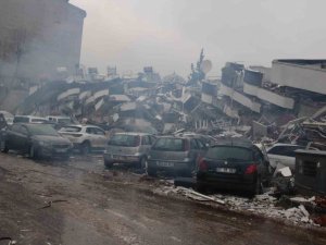 Yakınları Enkaz Altında Kalan Vatandaşların Acı Bekleyişi Sürüyor